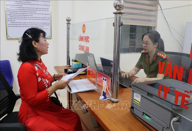 Người dân đến thực hiện các thủ tục hành chính tại Trung tâm phục vụ hành chính công phường Tây Hoa Lư, tỉnh Ninh Bình. Ảnh: Thùy Dung - TTXVN