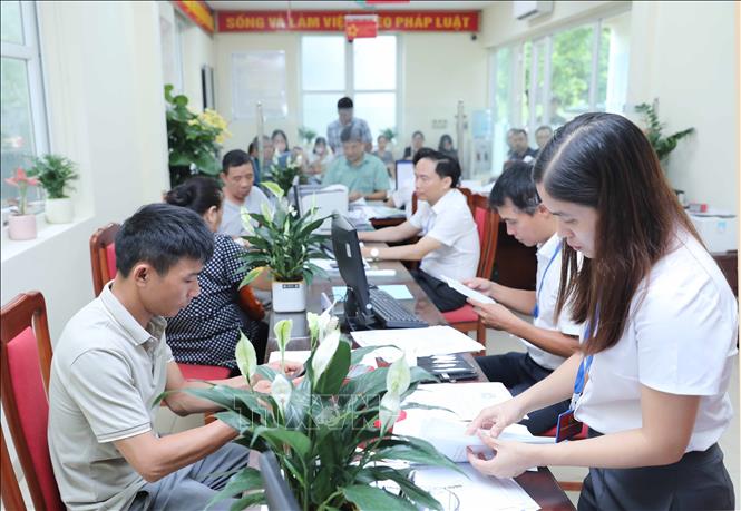Người dân làm thủ tục hành chính tại trụ sở UBND phường Long Biên, số 199 Bát Khối. Ảnh: Thành Phương – TTXVN