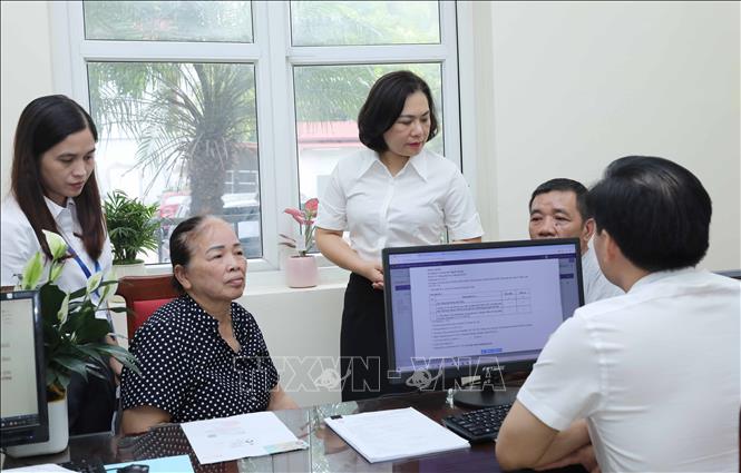 Cán bộ tiếp công dân tại trụ sở UBND phường Long Biên, số 199 Bát Khối. Ảnh: Thành Phương – TTXVN