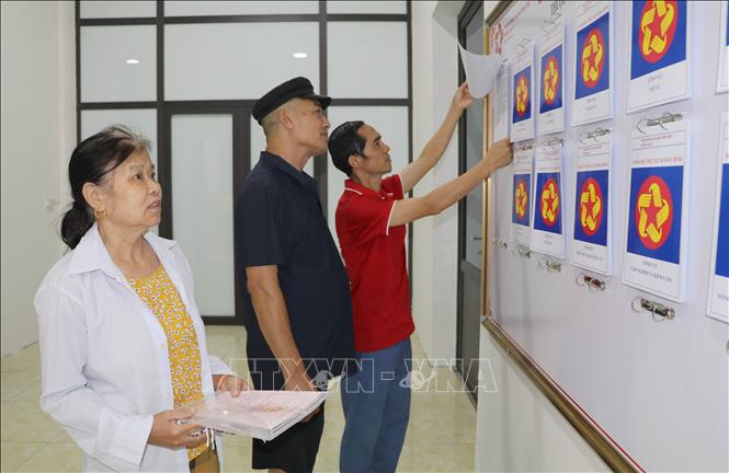 Người dân đến tìm hiểu các thủ tục hành chính tại Trung tâm phục vụ hành chính công phường Hoa Lư, tỉnh Ninh Bình. Ảnh: Thùy Dung - TTXVN
