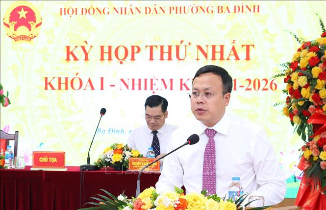 Bí thư Đảng ủy, Chủ tịch Hội đồng nhân dân phường Ba Đình Phạm Quang Thanh phát biểu khai mạc kỳ họp. Ảnh: Văn Điệp - TTXVN