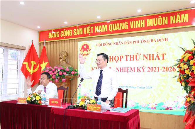 Đại biểu biểu quyết thông qua chương trình kỳ họp. Ảnh: Văn Điệp – TTXVN