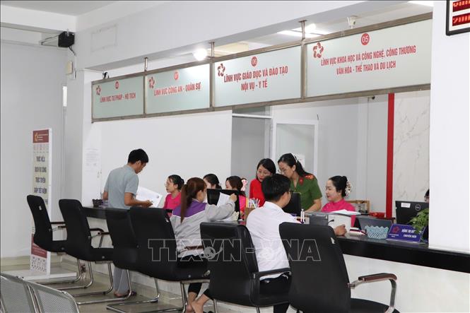 Trung tâm hành chính công của phường Dĩ An phục vụ người dân trong sáng 1/7 (ở Đường số 10, phường Dĩ An, Thành phố Hồ Chí Minh. Ảnh: Huyền Trang - TTXVN. 