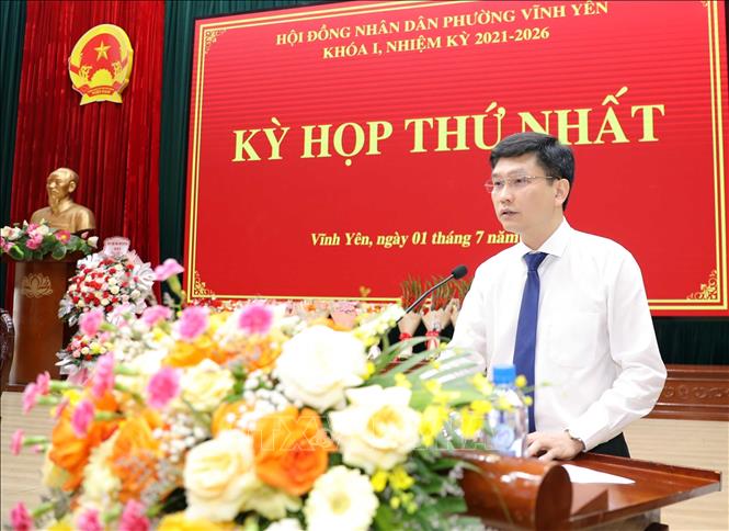 Bí thư Đảng ủy phường Vĩnh Yên Ngô Chí Tuệ phát biểu khai mạc kỳ họp. Ảnh: Hoàng Hùng - TTXVN