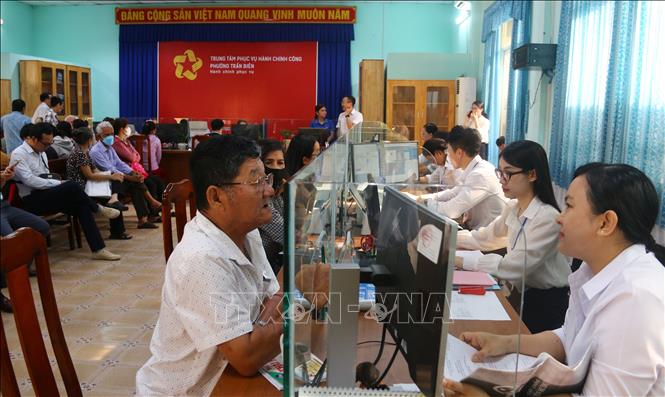 Đông đảo người dân làm thủ tục hành chính tại Trung tâm phục vụ hành chính công phường Trấn Biên. Ảnh: Công Phong - TTXVN