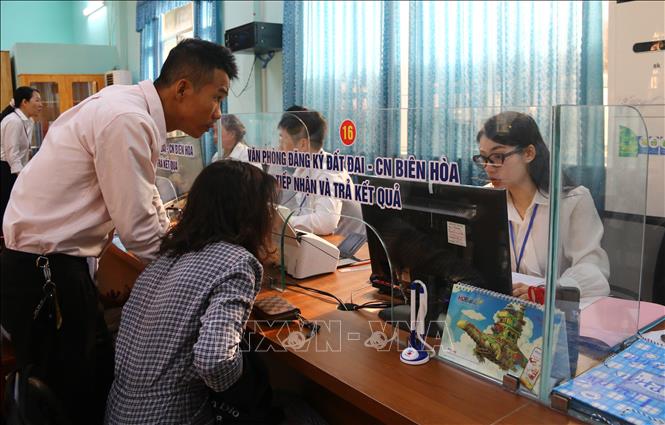 Người g dân làm thủ tục hành chính tại Trung tâm phục vụ hành chính công phường Trấn Biên. Ảnh: Công Phong - TTXVN