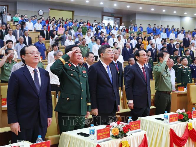 Các đại biểu thực hiện nghi lễ chào cờ. Ảnh: Thống Nhất – TTXVN 