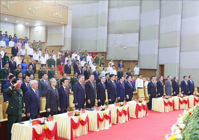 Tổng Bí thư Tô Lâm cùng các đồng chí lãnh đạo, nguyên lãnh đạo Đảng, Nhà nước thực hiện nghi lễ chào cờ. Ảnh: Thống Nhất – TTXVN 