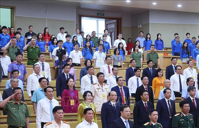 Các đại biểu thực hiện nghi lễ chào cờ. Ảnh: Thống Nhất – TTXVN 