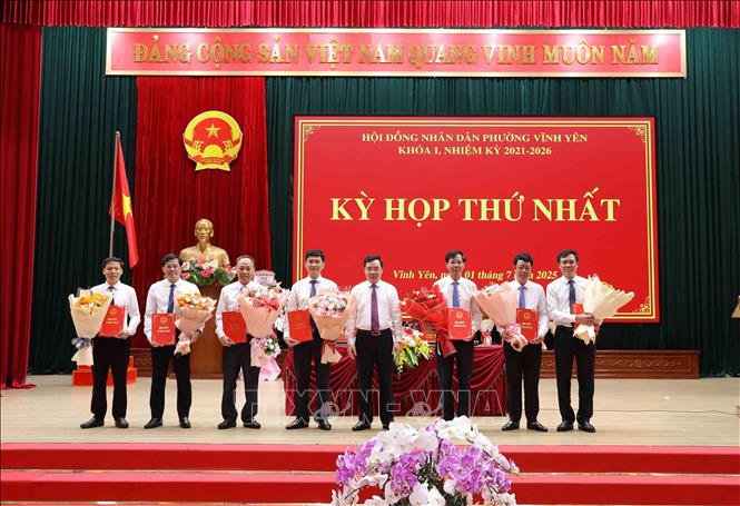 Trao Nghị quyết chỉ định chức danh cho các lãnh đạo của HĐND và UBND phường Vĩnh Yên. Ảnh: Hoàng Hùng - TTXVN