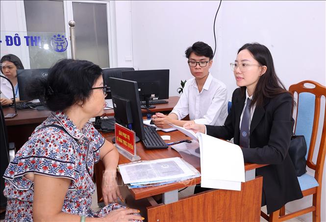 Người dân đến làm thủ tục hành chính tại phường Hồng Hà, số 30 phố Tứ Liên. Ảnh: Văn Điệp - TTXVN
