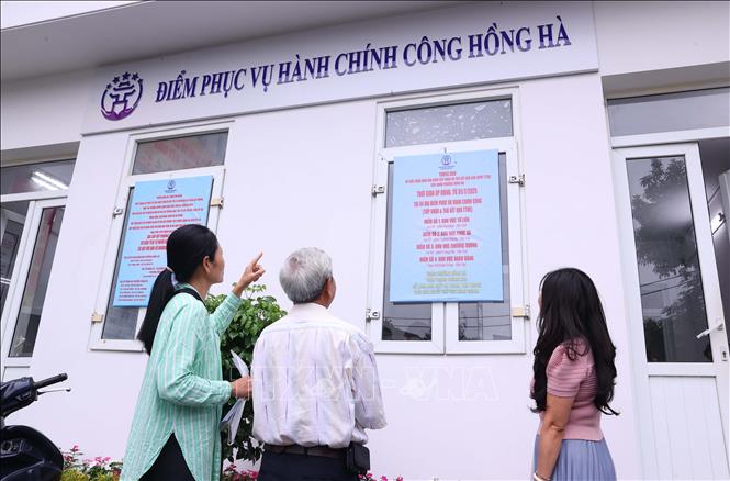 Người dân đến làm thủ tục hành chính tại phường Hồng Hà, số 30 phố Tứ Liên. Ảnh: Văn Điệp - TTXVN