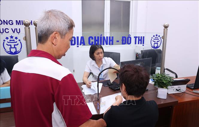 Người dân đến làm thủ tục hành chính tại phường Hồng Hà, số 30 phố Tứ Liên. Ảnh: Văn Điệp - TTXVN