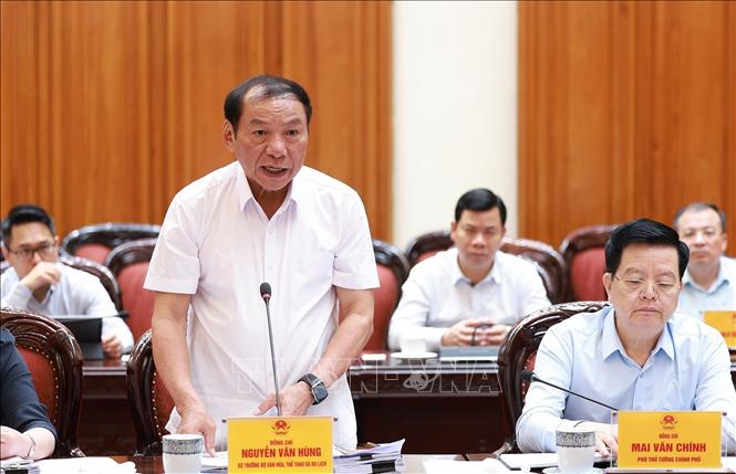 Bộ trưởng Bộ Văn hoá Thể thao và Du lịch Nguyễn Văn Hùng trình bày đề án. Ảnh: Dương Giang-TTXVN
