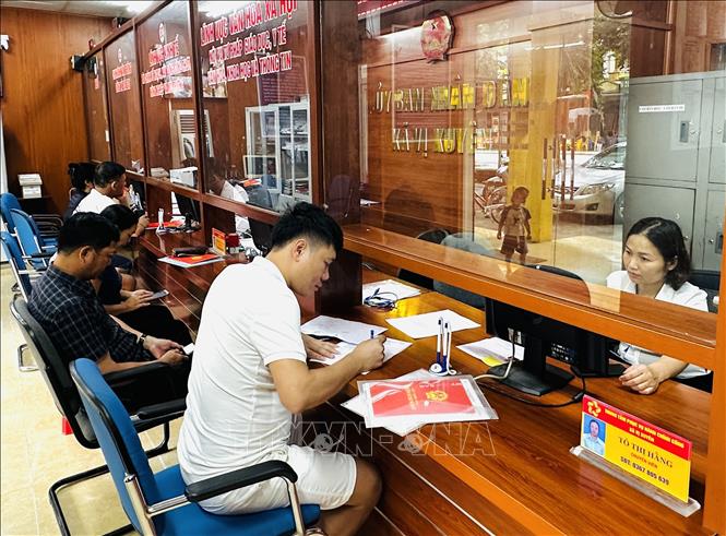 Trung tâm hành chính công xã Vị Xuyên (Tuyên Quang) nhộn nhịp ngày làm việc đầu tiên. Ảnh: Đức Thọ - TTXVN
