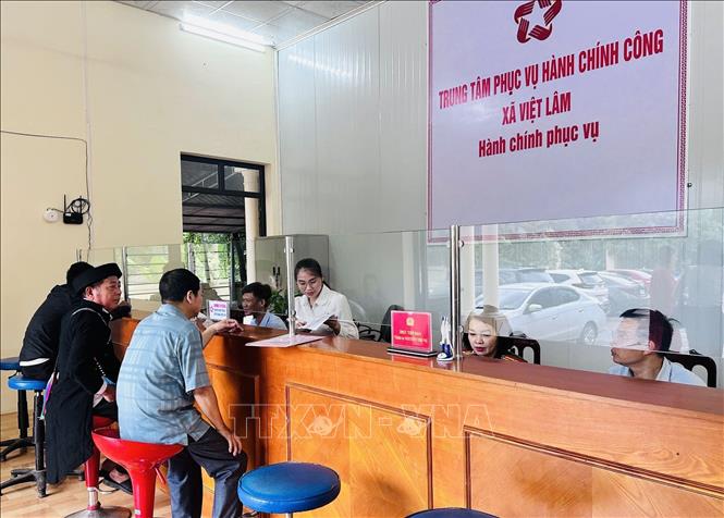 Trung tâm hành chính công xã Việt Lâm (Tuyên Quang) nhộn nhịp ngày làm việc đầu tiên. Ảnh: Đức Thọ - TTXVN