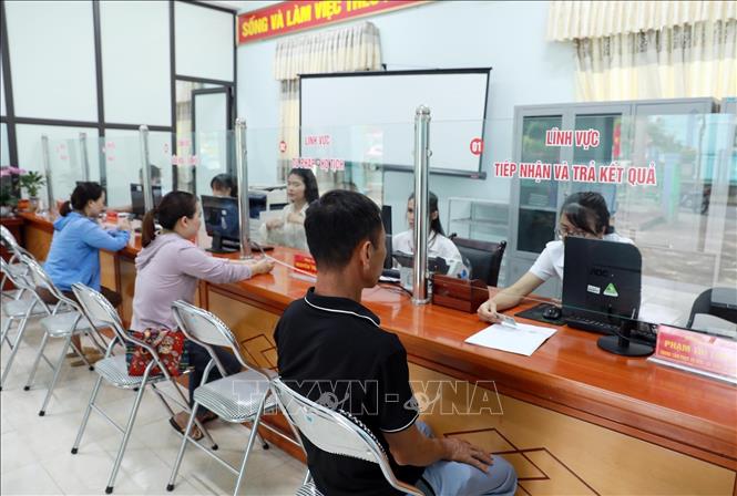 Người dân đến làm thủ tục hành chính tại Trung tâm hành chính công tại xã Phong Thổ. Ảnh: Quý Trung – TTXVN
