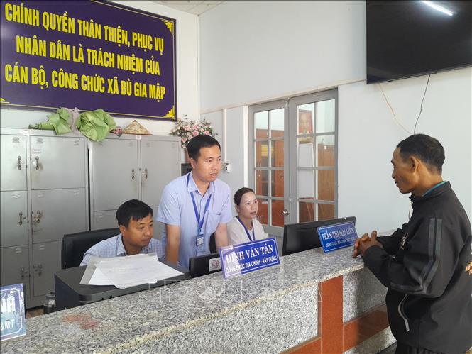 Người dân thực hiện các thủ tục hành chính tại Trung tâm phục vụ hành chính công xã Bù Gia Mập, tại thôn Bù Lư. Ảnh: K Gửih - TTXVN