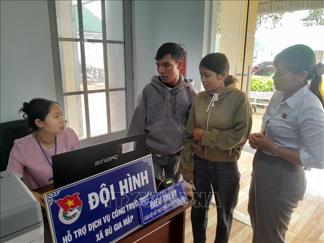 Nhân viên hướng dẫn người dân đến làm thủ tục hành chính trụ sở xã Bù Gia Mập. Ảnh: K Gửih - TTXVN