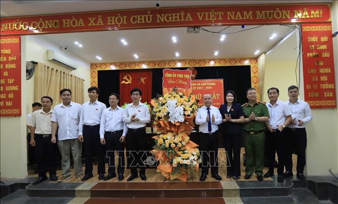Chủ tịch Ủy ban Mặt trận Tổ quốc Việt Nam tỉnh Phú Thọ Bùi Đức Hinh chúc mừng Hội đồng nhân dân xã Cao Phong. Ảnh: Trọng Đạt-TTXVN