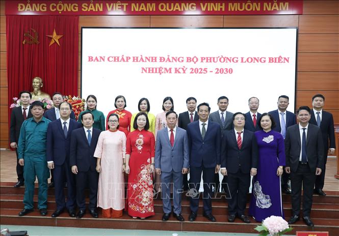 Ban chấp hành Đảng bộ phường Long Biên nhiệm kỳ 2025-2030 ra mắt trong ngày đầu thực hiện chính quyền 2 cấp. Ảnh: Thành Phuơng – TTXVN