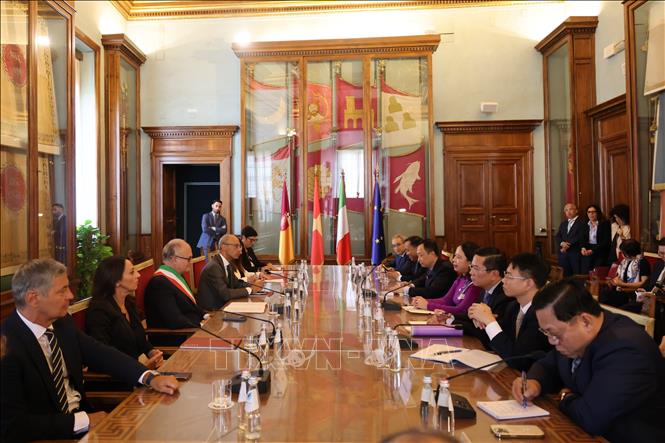 Vice President Vo Thi Anh Xuan at a meeting with Roberto Gualtieri, Mayor of Rome. VNA Photo
