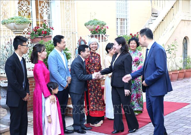 Vice President Vo Thi Anh Xuan visits Vietnamese Embassy in Italy. VNA Photo