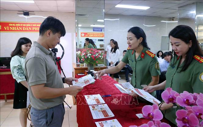 Người nước ngoài cư trú tại Việt Nam đến làm thủ tục cấp tài khoản định danh điện tử tại Cục quản lý xuất nhập cảnh, Bộ Công an trong ngày 1/7/2025. Ảnh: Phạm Kiên - TTXVN