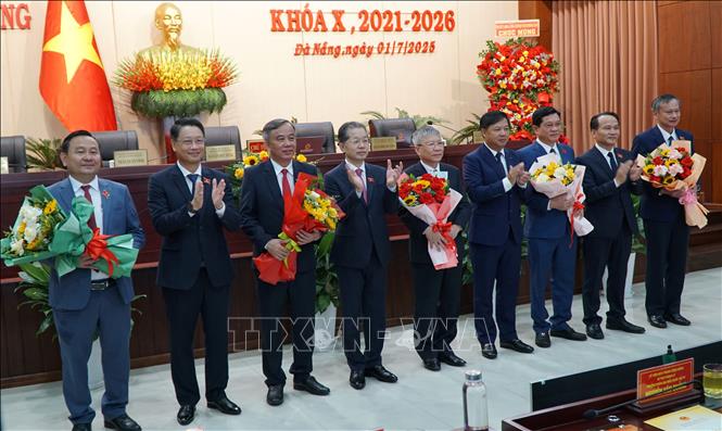 Trường trực Thành ủy Đà Nẵng tặng hoa chúc mừng Chủ tịch và các Phó Chủ tịch HĐND thành phố Đà Nẵng. Ảnh: Quốc Dũng - TTXVN