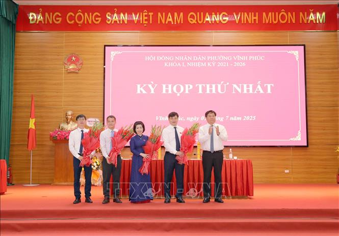 Chủ tịch UBND tỉnh Phú Thọ Trần Duy Đông (phải) tặng hoa chúc mừng lãnh đạo HĐND phường Vĩnh Phúc tại kỳ họp. Ảnh: Hoàng Hùng-TTXVN