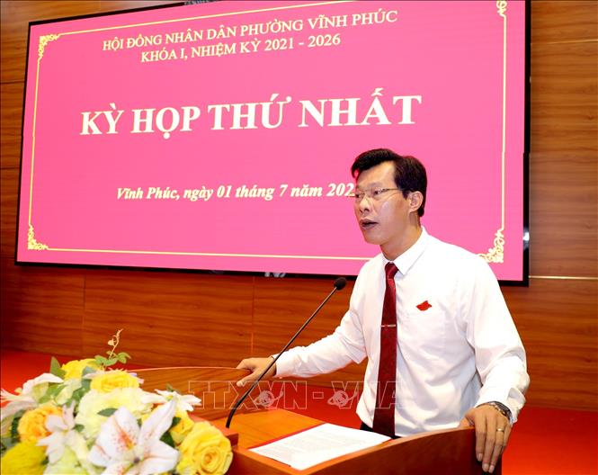 Chủ tịch phường Vĩnh Phúc Nguyễn Hoài Nam báo cáo về việc thành lập các phòng chuyên môn và trung tâm hành chính công của phường. Ảnh: Hoàng Hùng-TTXVN