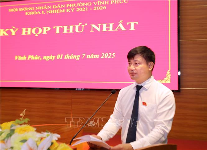 Bí thư Đảng ủy phường Vĩnh Phúc Nguyễn Trung Hải phát biểu khai mạc kỳ họp. Ảnh: Hoàng Hùng-TTXVN