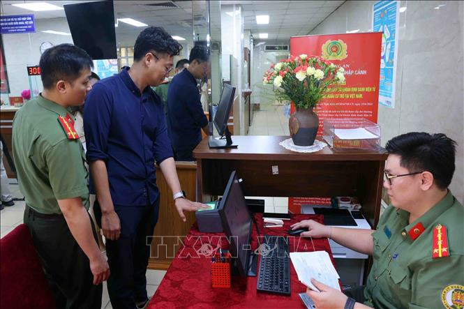 Người nước ngoài cư trú tại Việt Nam đến làm thủ tục cấp tài khoản định danh điện tử sẽ được hướng dẫn thu nhận vân tay để thực hiện xác thực với Cơ sở dữ liệu quốc gia về xuất nhập cảnh và khẳng định sự đồng ý đăng ký tạo lập tài khoản định danh điện tử. Ảnh: Phạm Kiên - TTXVN