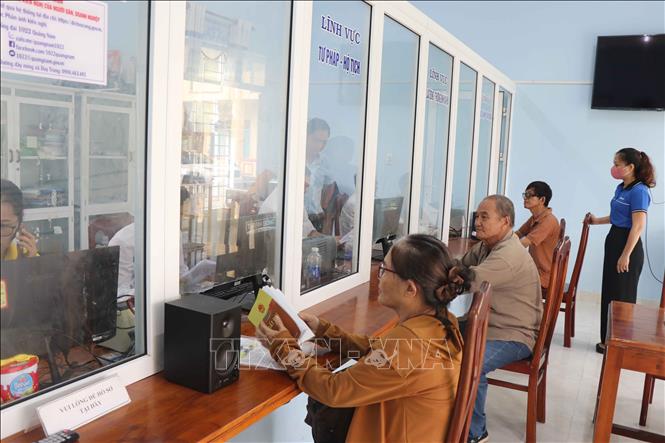 Người dân đến làm thủ tục xin cấp Giấy chứng nhận quyền sử dụng đất lần đầu tại Trung tâm phục vụ hành chính công xã Duy Xuyên, thành phố Đà Nẵng. Ảnh: Đoàn Hữu Trung - TTXVN 