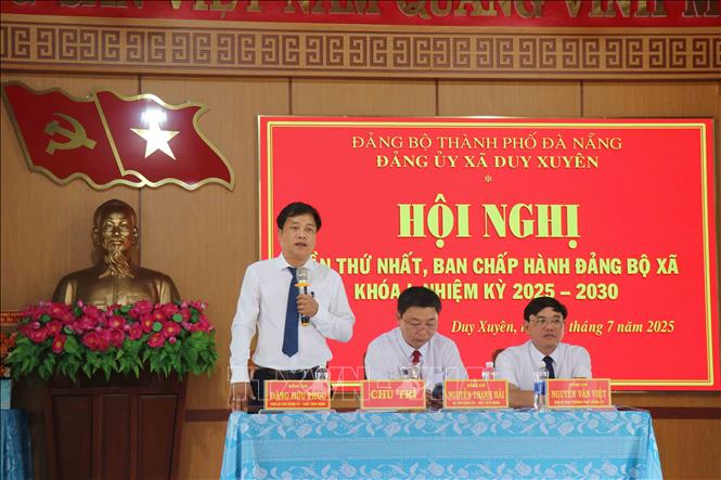 Các đại biểu dự hội nghị đóng góp ý kiến vào Dự thảo Nghị quyết phát triển kinh tế - xã hội xã Duy Xuyên, nhiệm kỳ 2025-2030. Ảnh: Đoàn Hữu Trung - TTXVN 