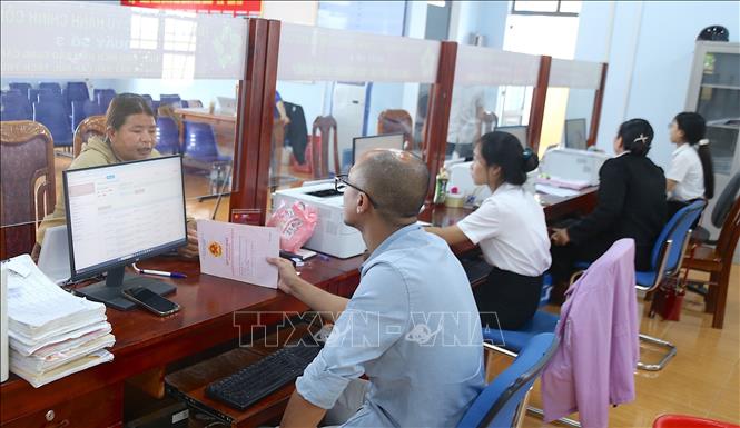 Người dân đến làm các thủ tục hành chính trong ngày 1/7 tại Trung tâm phục vụ hành chính công xã Đức Cơ, tỉnh Gia Lai. Ảnh: Quang Thái- TTXVN