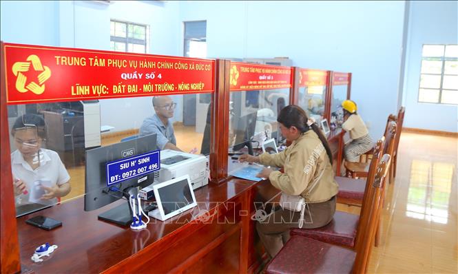 Người dân đến làm các thủ tục hành chính trong ngày 1/7 tại Trung tâm phục vụ hành chính công xã Đức Cơ, tỉnh Gia Lai. Ảnh: Quang Thái- TTXVN
