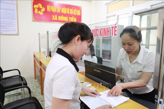 Công dân đến giải quyết các thủ tục hành chính tại Trung tâm phục vụ hành chính công. Ảnh: Khiếu Tư - TTXVN
