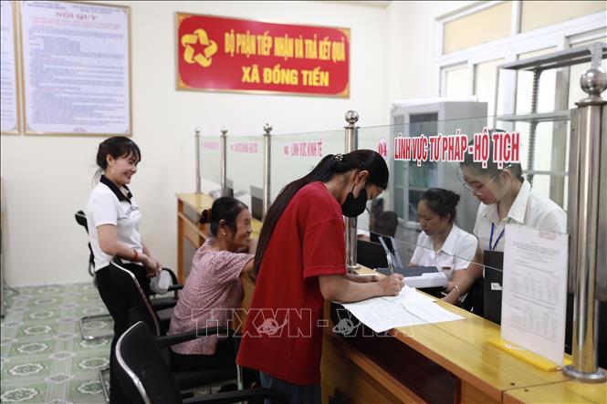 Ngay từ rất sớm, công dân đã đến thực hiện thủ tục tại Trung tâm phục vụ hành chính công tại các xã. Ảnh: Khiếu Tư - TTXVN