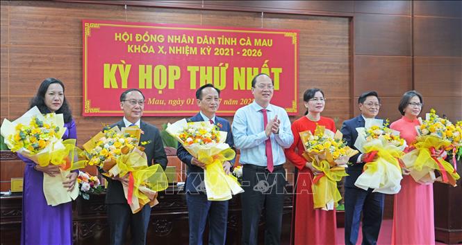 Bí thư Tỉnh ủy Cà Mau Nguyễn Hồ Hải tặng hoa chúc mừng các đồng chí Chủ tịch HĐND, Phó Chủ tịch HĐND tỉnh và Trưởng các Ban của HĐND tỉnh. Ảnh: Huỳnh Anh - TTXVN  