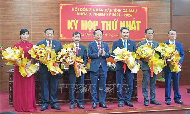 Chủ tịch HĐND tỉnh Phạm Văn Thiều tặng hoa chúc mừng các Phó Ban HĐND tỉnh. Ảnh: Huỳnh Anh - TTXVN