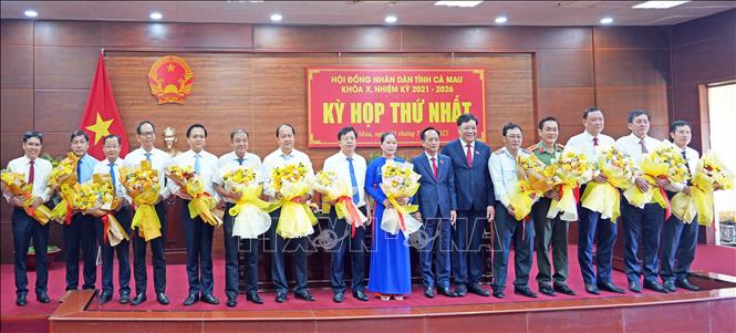 Chủ tịch HĐND tỉnh Phạm Văn Thiều và Chủ tịch UBND tỉnh Phạm Thành Ngại tặng hoa chúc mừng các thành viên UBND tỉnh. Ảnh: Huỳnh Anh - TTXVN 