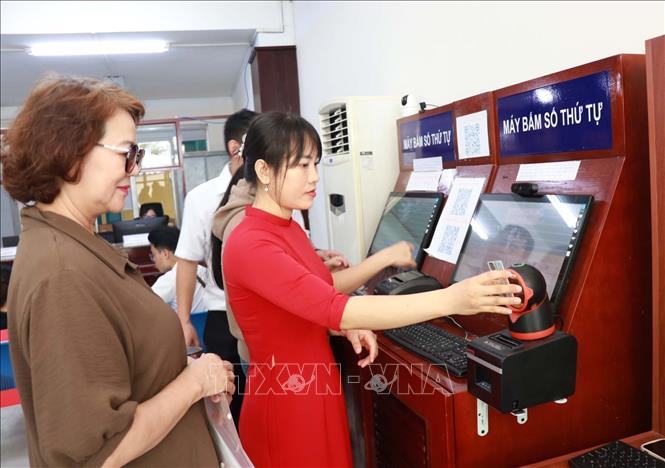 Người dân đến làm thủ tục hành chính tại phường Nha Trang, tỉnh Khánh Hòa, được hướng dẫn tận tình. Ảnh: Phan Sáu - TTXVN