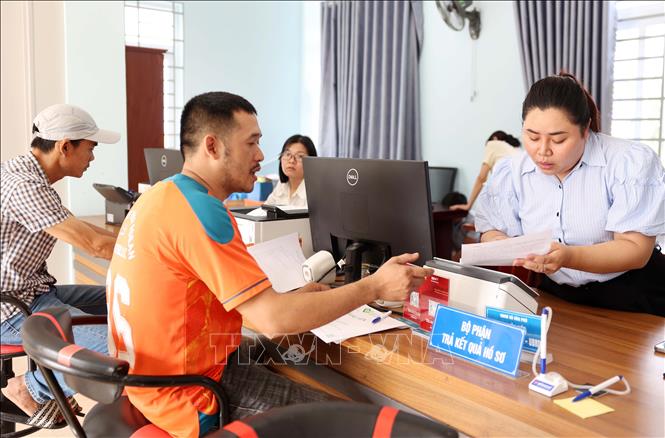 Cán bộ công chức Trung tâm phục vụ hành chính công xã Hòa Phú, tỉnh Đắk Lắk, hướng dẫn, hỗ trợ nhân dân giải quyết thủ tục hành chính. Ảnh: Hoài Thu – TTXVN.