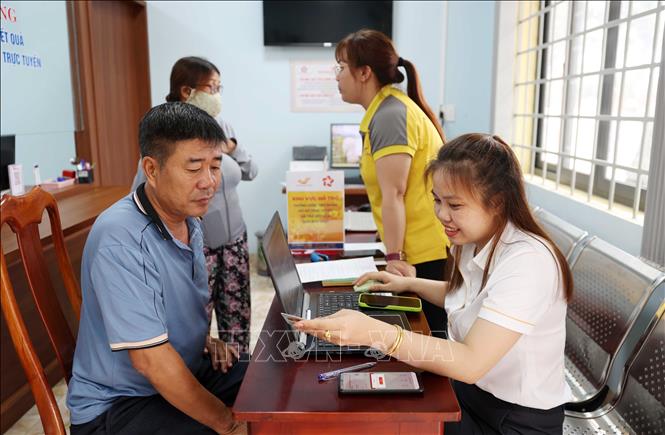 Hướng dẫn tận tình cho nhân dân đến làm thủ tục hành chính tại Trung tâm phục vụ hành chính công phường Tân Lập, tỉnh Đắk Lắk. Ảnh: Hoài Thu – TTXVN.