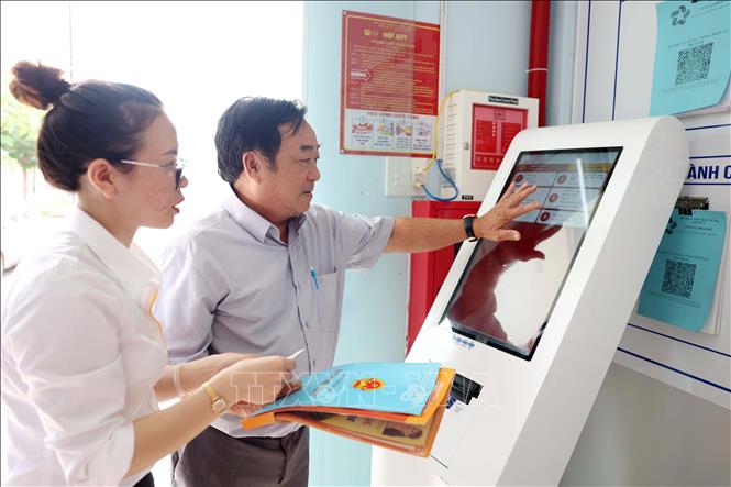 Trung tâm phục vụ hành chính công xã Hòa Phú, tỉnh Đắk Lắk ứng dụng công nghệ số, phần mềm bốc số để tạo thuận lợi cho nhân dân. Ảnh: Hoài Thu – TTXVN.