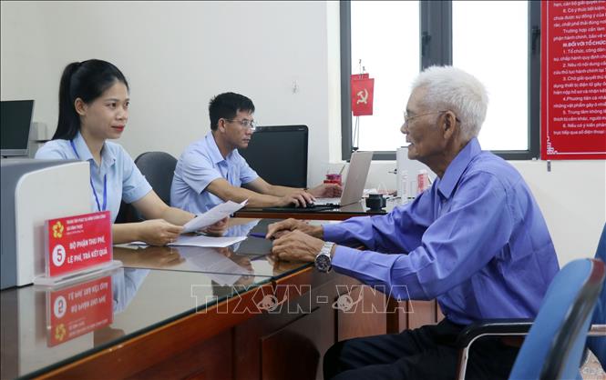 Trung tâm phục vụ hành chính công xã đảo tiền tiêu Vĩnh Thực phục vụ nhân dân. Ảnh: Văn Đức - TTXVN
