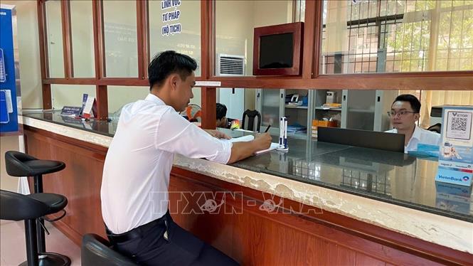 Người dân đặc khu Côn Đảo thực hiện thủ tục hành chính trong ngày đầu vận hành chính quyền 2 cấp. Ảnh: Hoàng Nhị - TTXVN