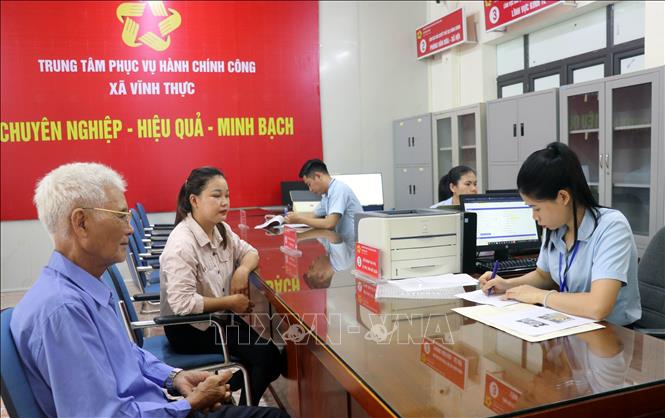 Nhân dân đến làm thủ tục hành chính tại Trung tâm phục vụ hành chính công xã đảo tiền tiêu Vĩnh Thực. Ảnh: Văn Đức - TTXVN
