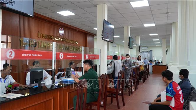 Sáng ngày 1/7, tại Trung tâm phục vụ hành chính công phường Rạch Giá có rất đông người dân đến thực hiện các thủ tục. Ảnh: Văn Sĩ - TTXVN                       